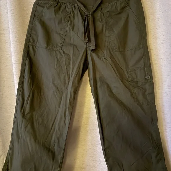 St. John's Bay Utility Mid Rise Capris - Picture 4 of 8